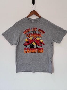 Funny Graphic T-Shirt When Life Gives You Lemons Boil Crawfish Gray Men’s Large